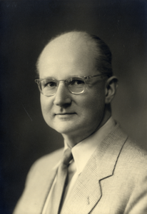 105886 Portret van W.F.J. van Notten, geboren 1904, agent van de Nederlandse Bank (1953-19?), overleden 19?. Borstbeeld ...